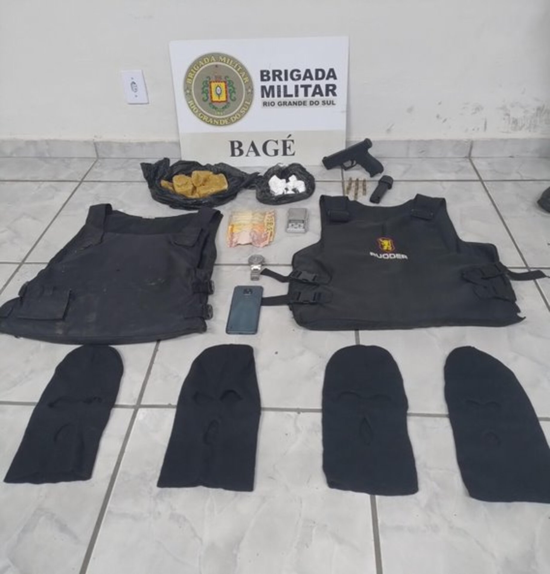 OAB Barro Preto - Homem é preso com drogas, armas, colete balístico e dinheiro