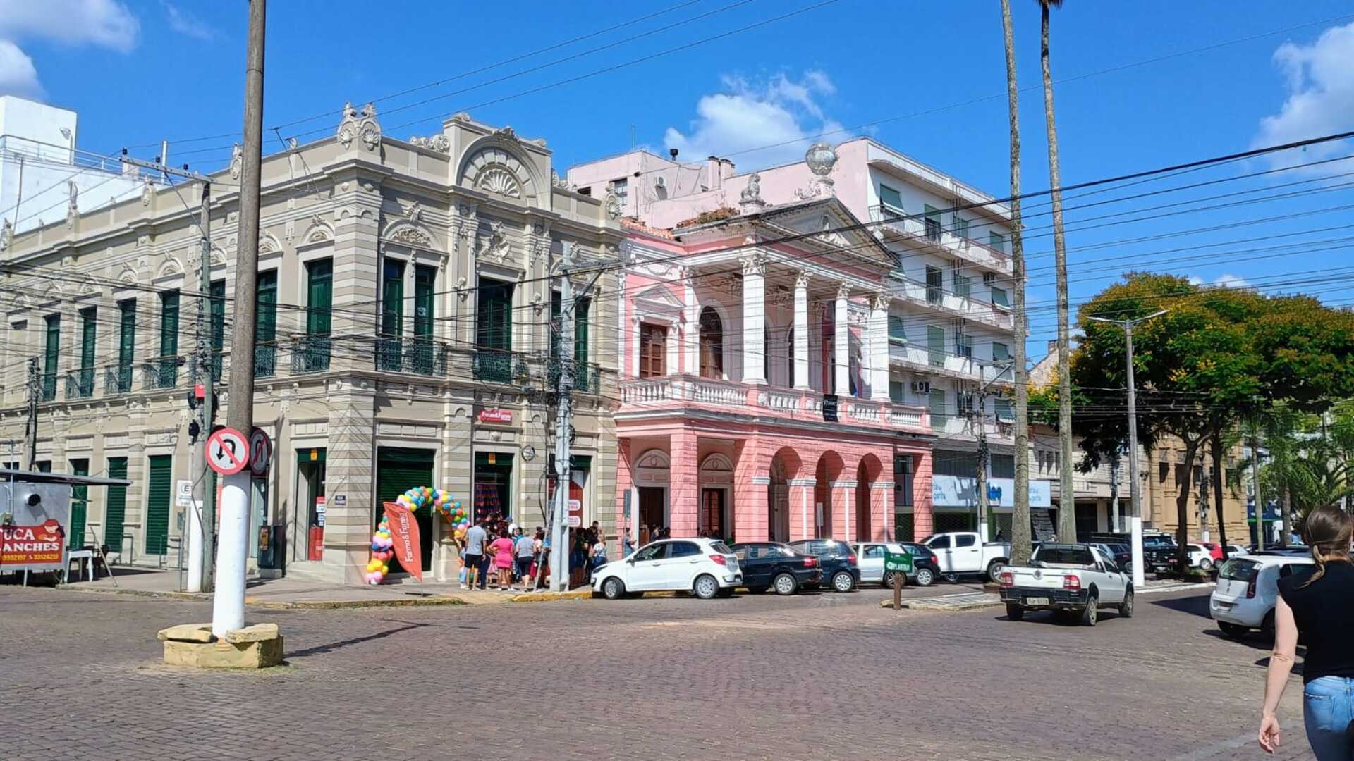 Atividades ocorrem em frente ao prédio histórico