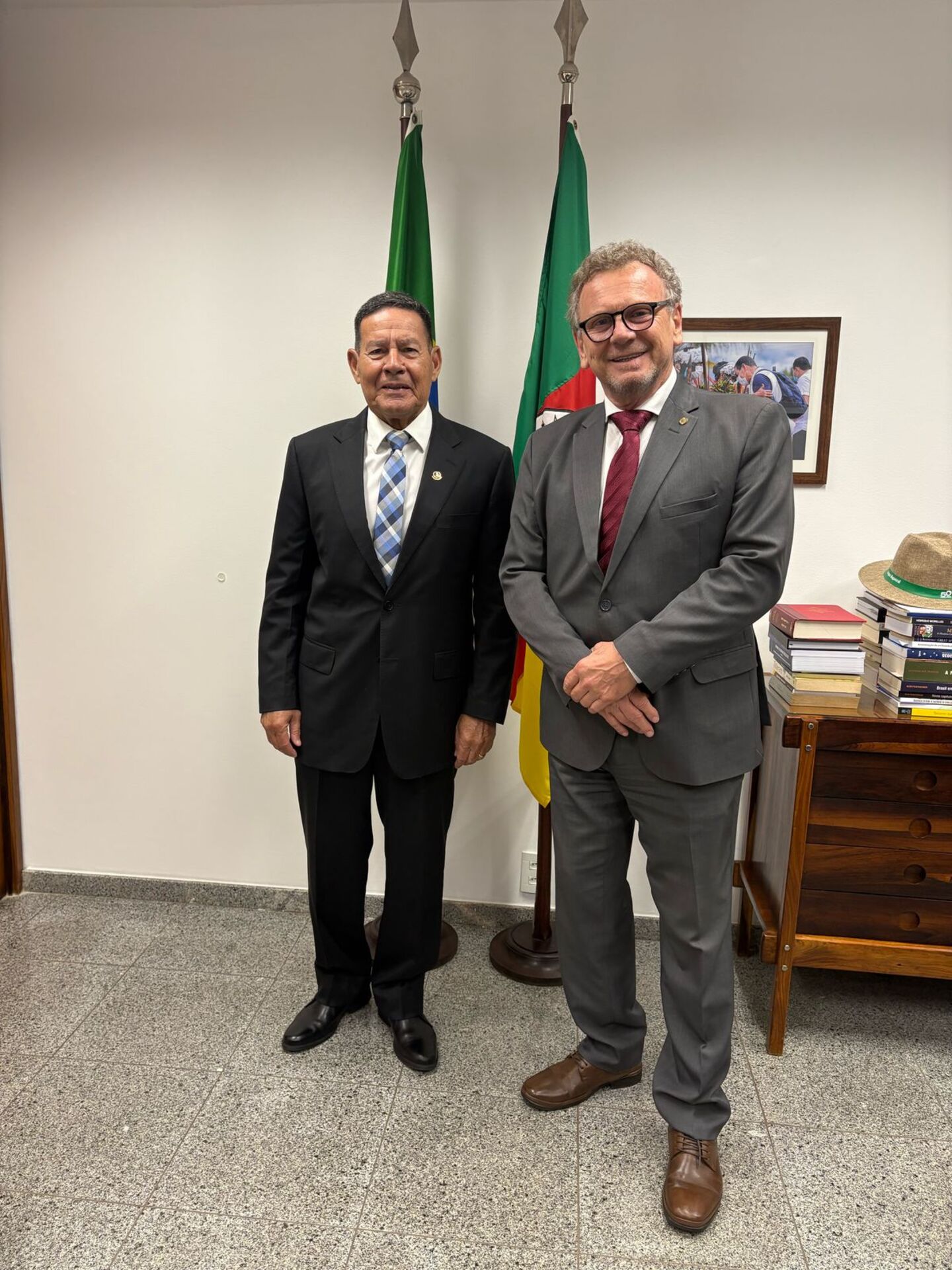 Mainardi ao lado de Mourão