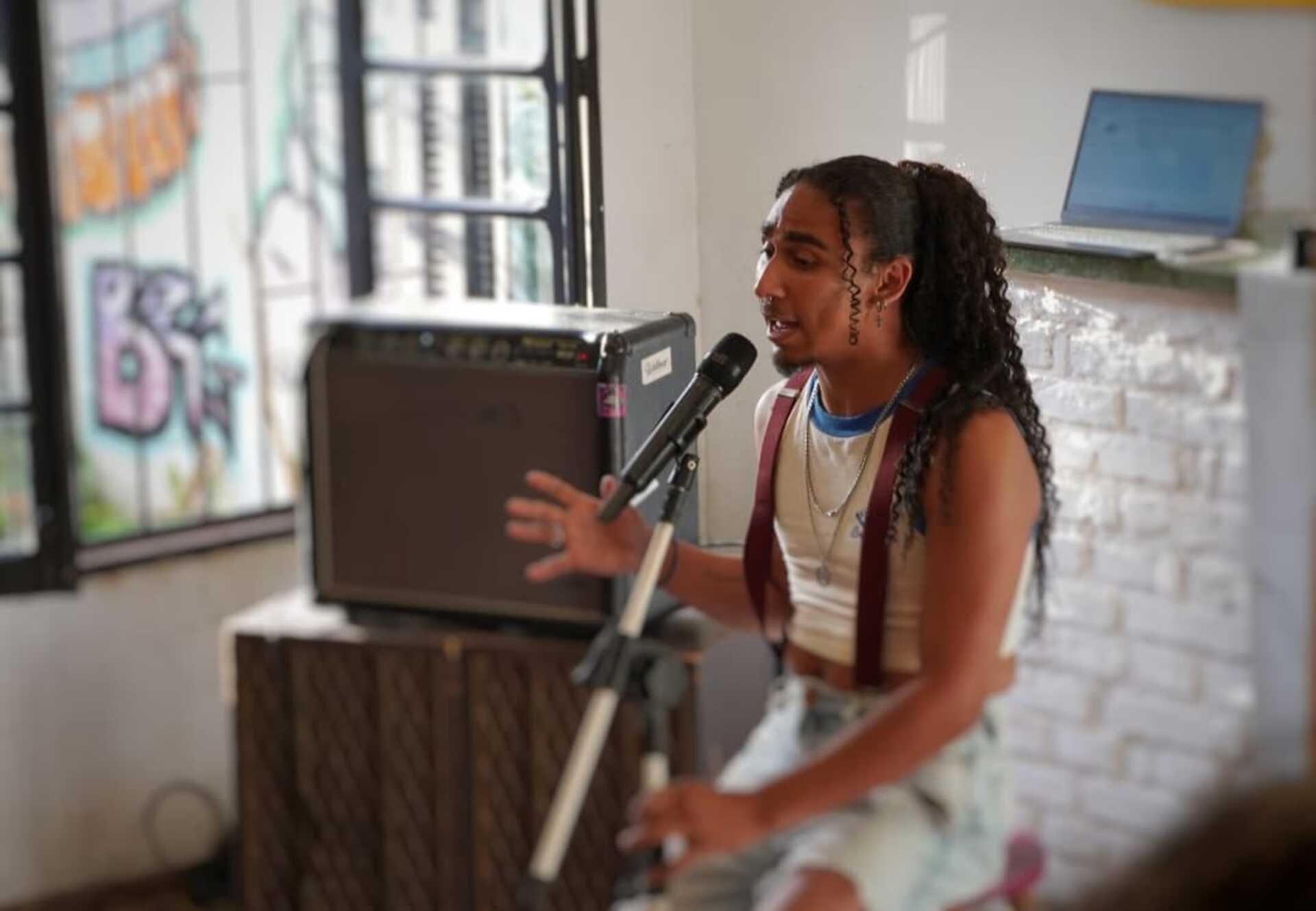 Artista aposta no pop alternativo envolvente