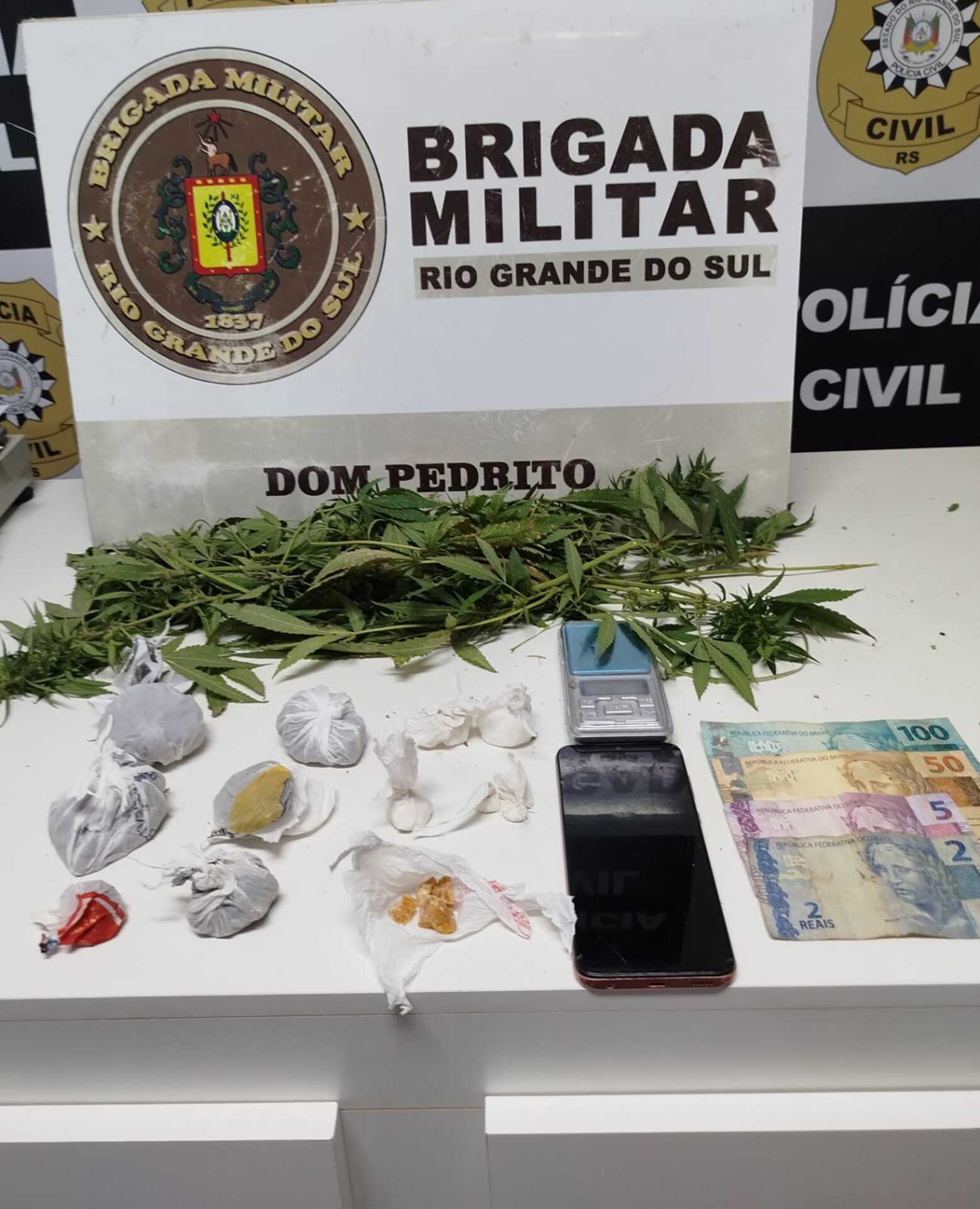 OAB Barro Preto - Homens são detidos com pé de maconha