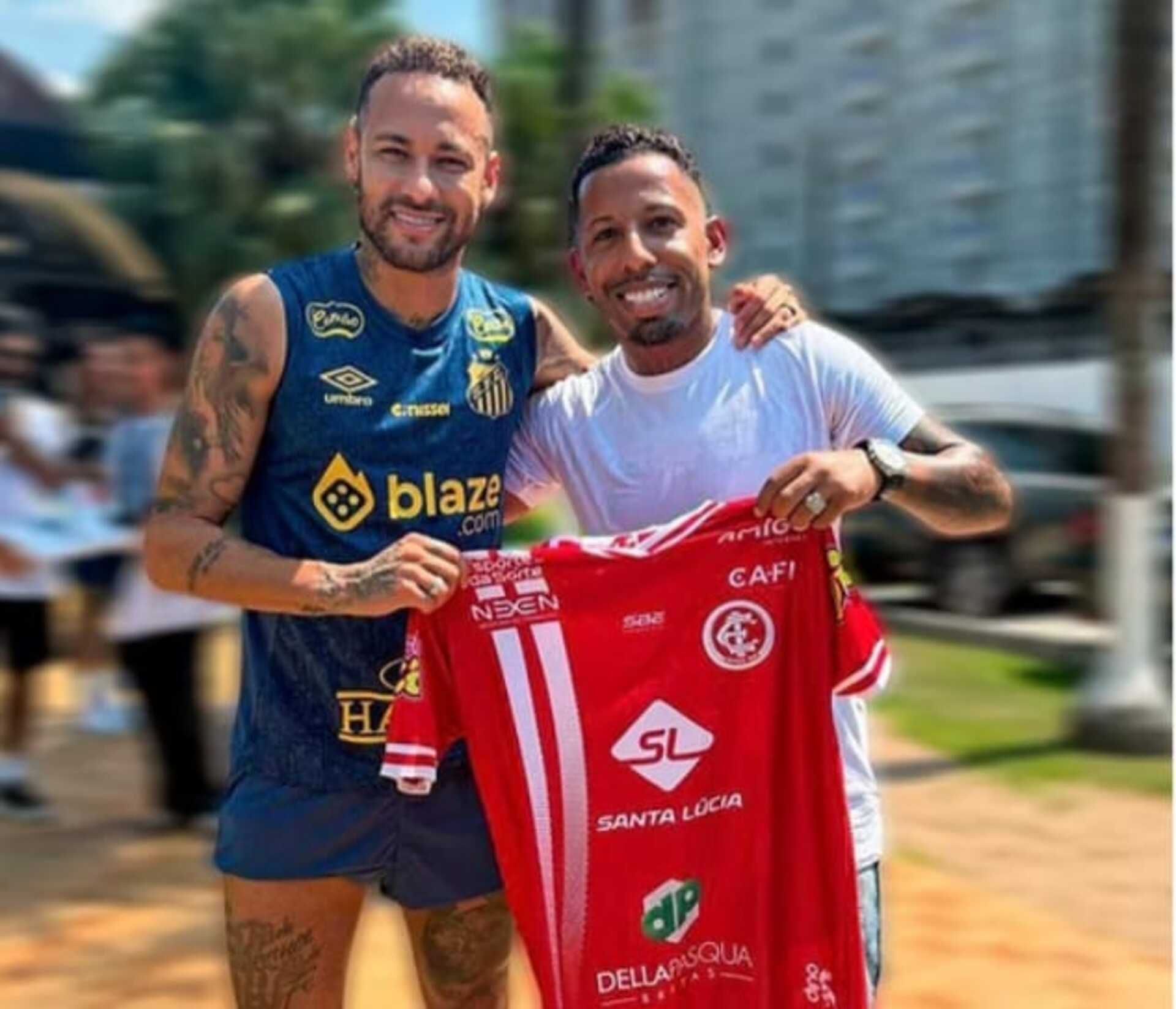 Presente foi dado pelo jogador Vitor Júnior