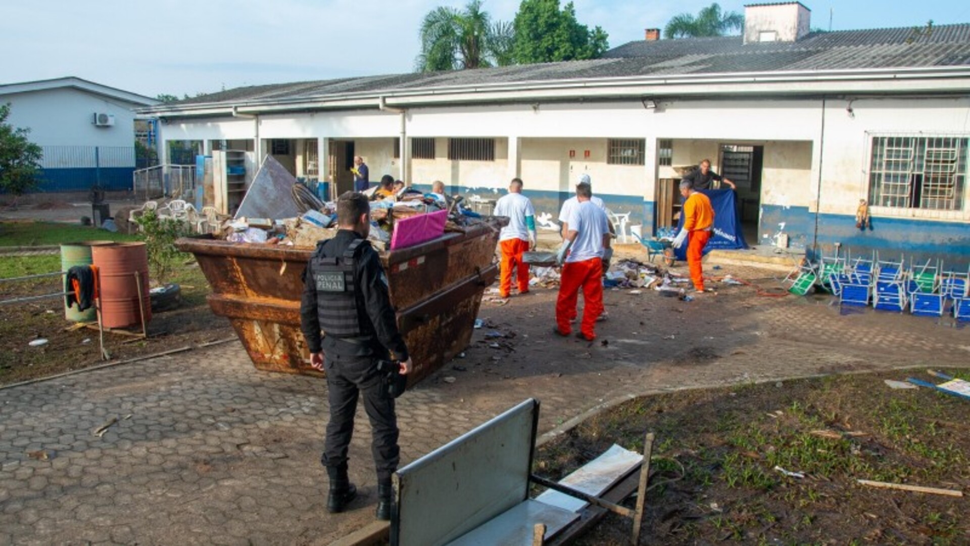 OAB Barro Preto - Apenados ajudam na reconstrução de cidades atingidas
