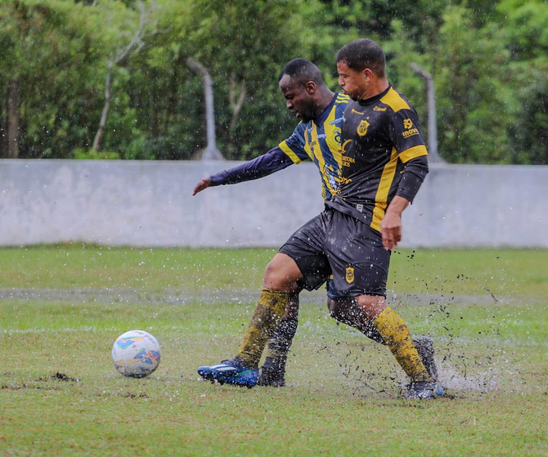 Jogo foi em um campo completamente alagado
