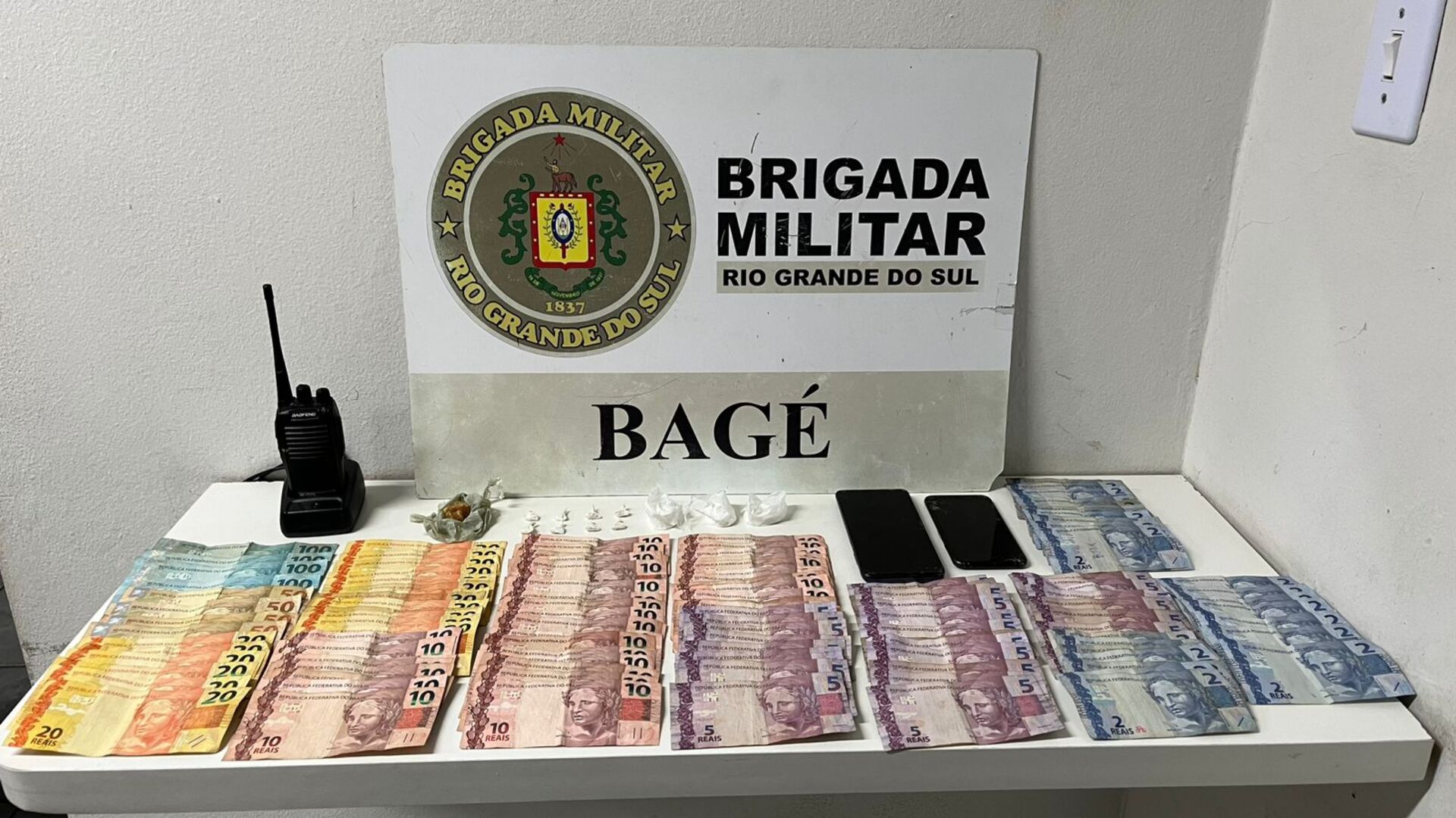 OAB Barro Preto - Menores são apreendidos com drogas, dinheiro e rádio comunicador