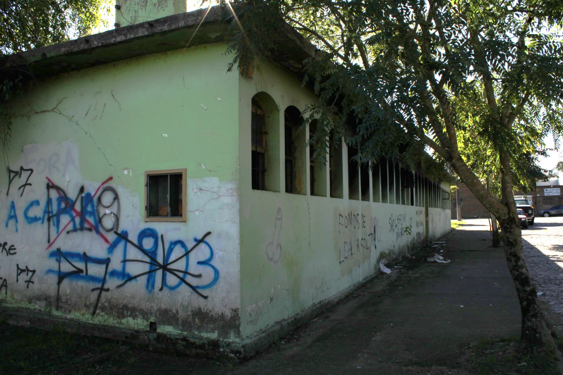 Prédio tem pichações e marcas de abandono