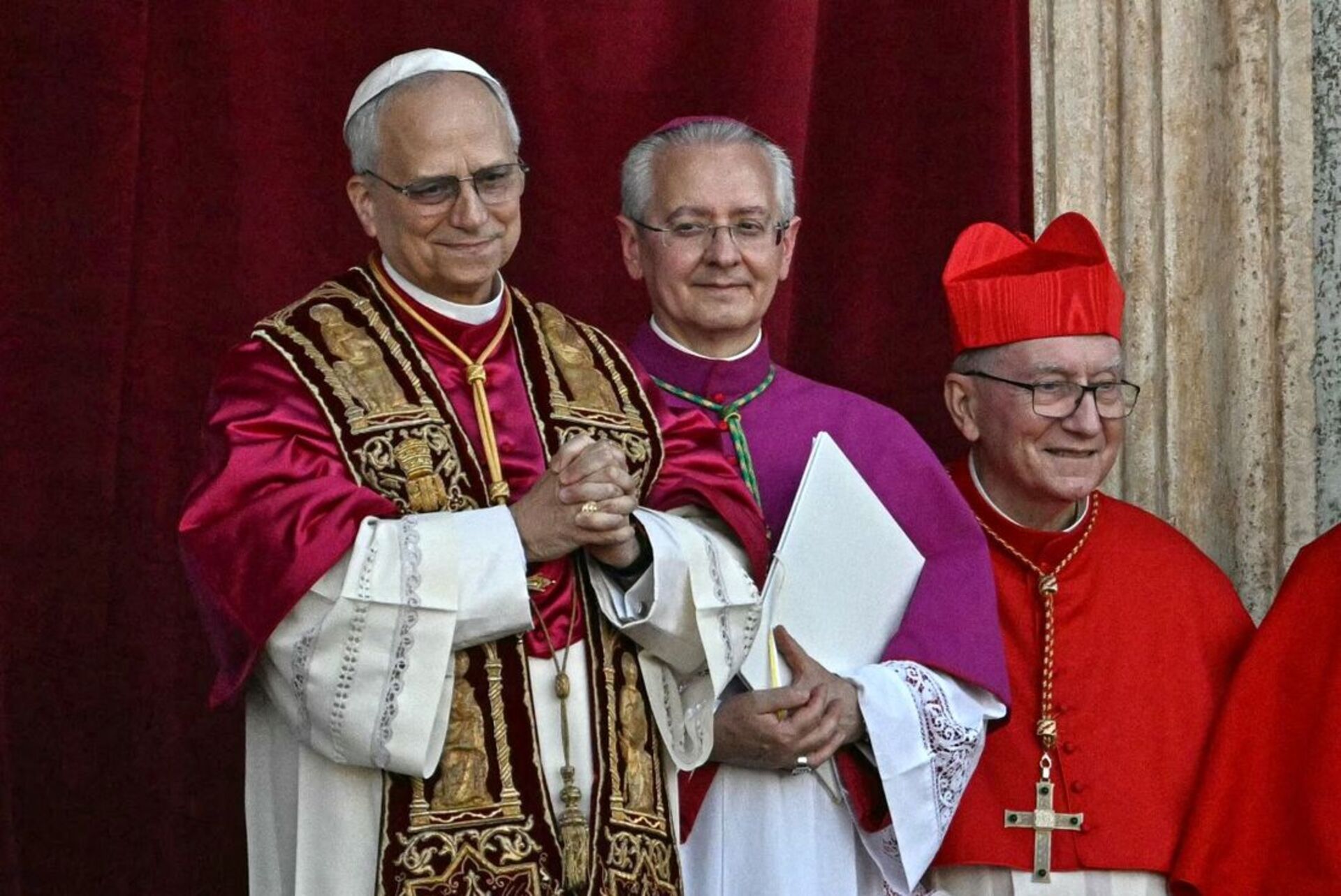 Novo Papa estava bastante emocionado e falou em espanhol