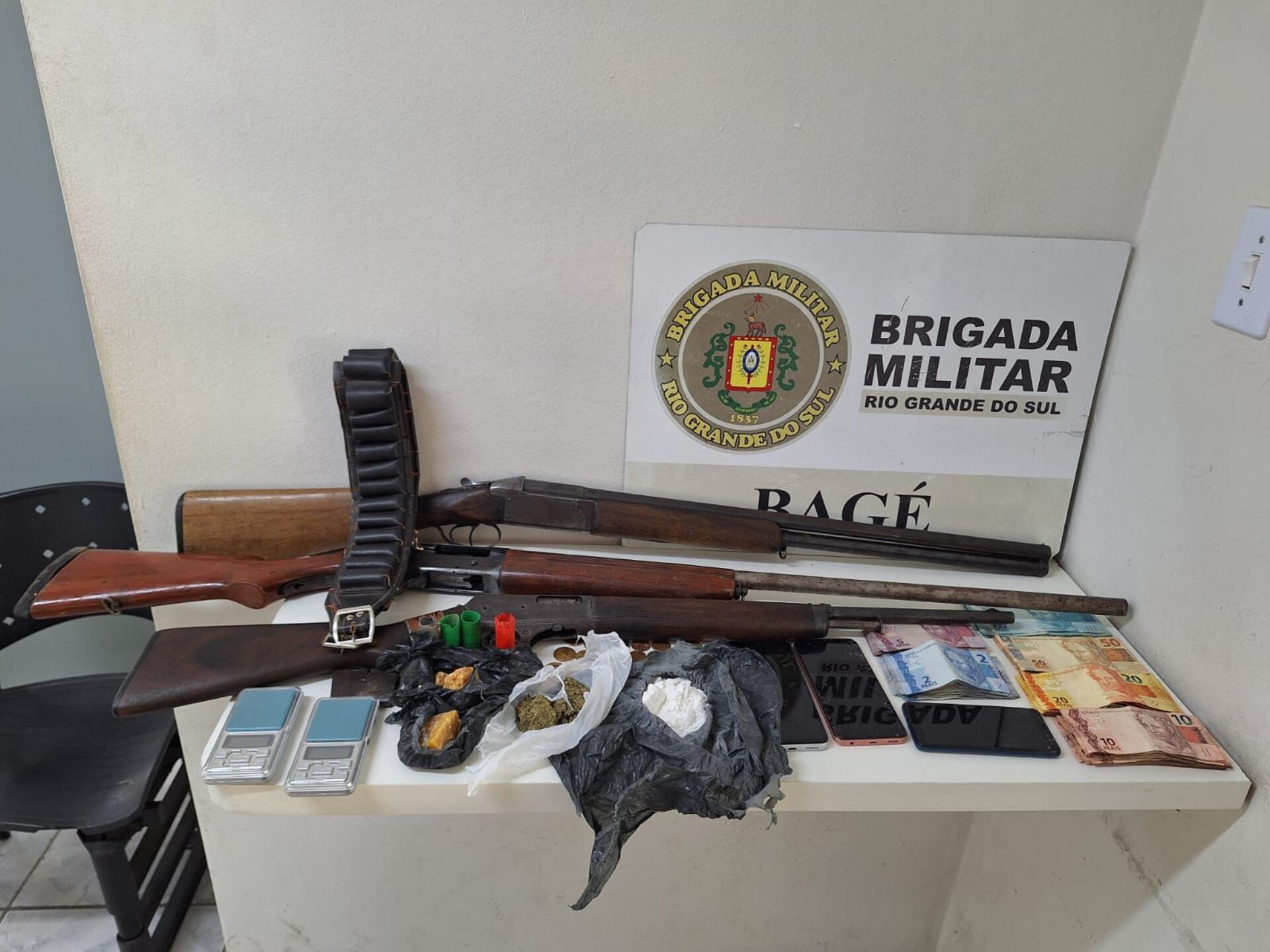 OAB Barro Preto - Adolescente é apreendido com armas, drogas e dinheiro