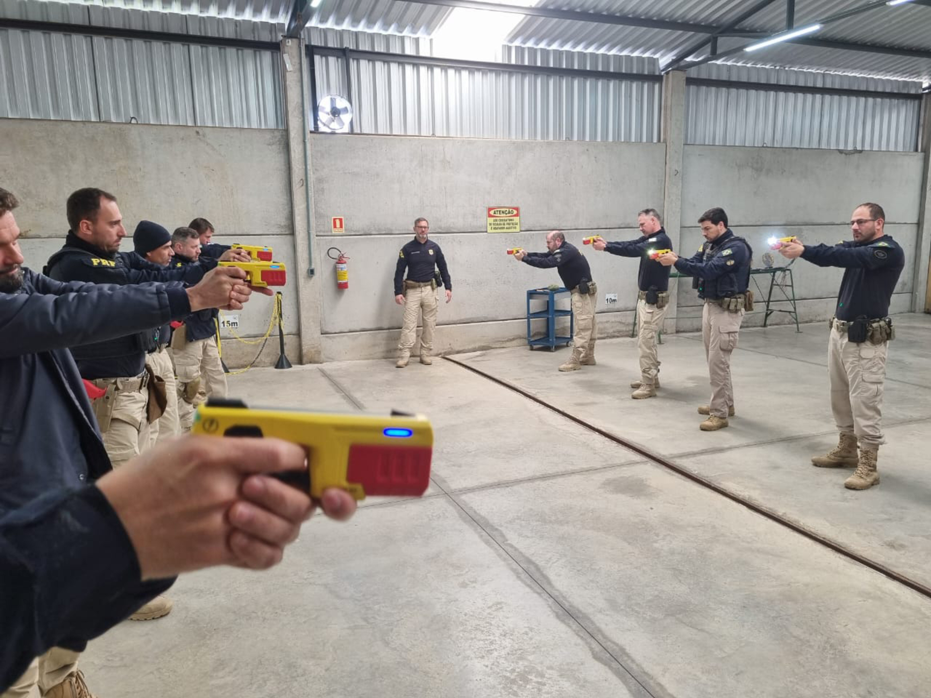 OAB Barro Preto - PRFs são capacitados para uso de arma de choque