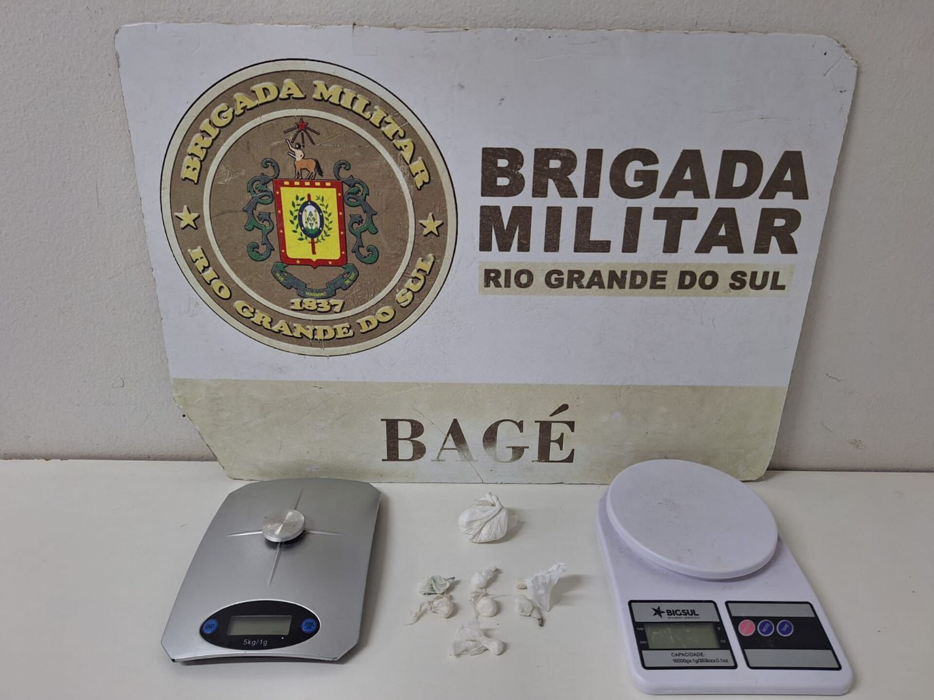 OAB Barro Preto - Menores são pegos com cocaína no Passo das Pedras