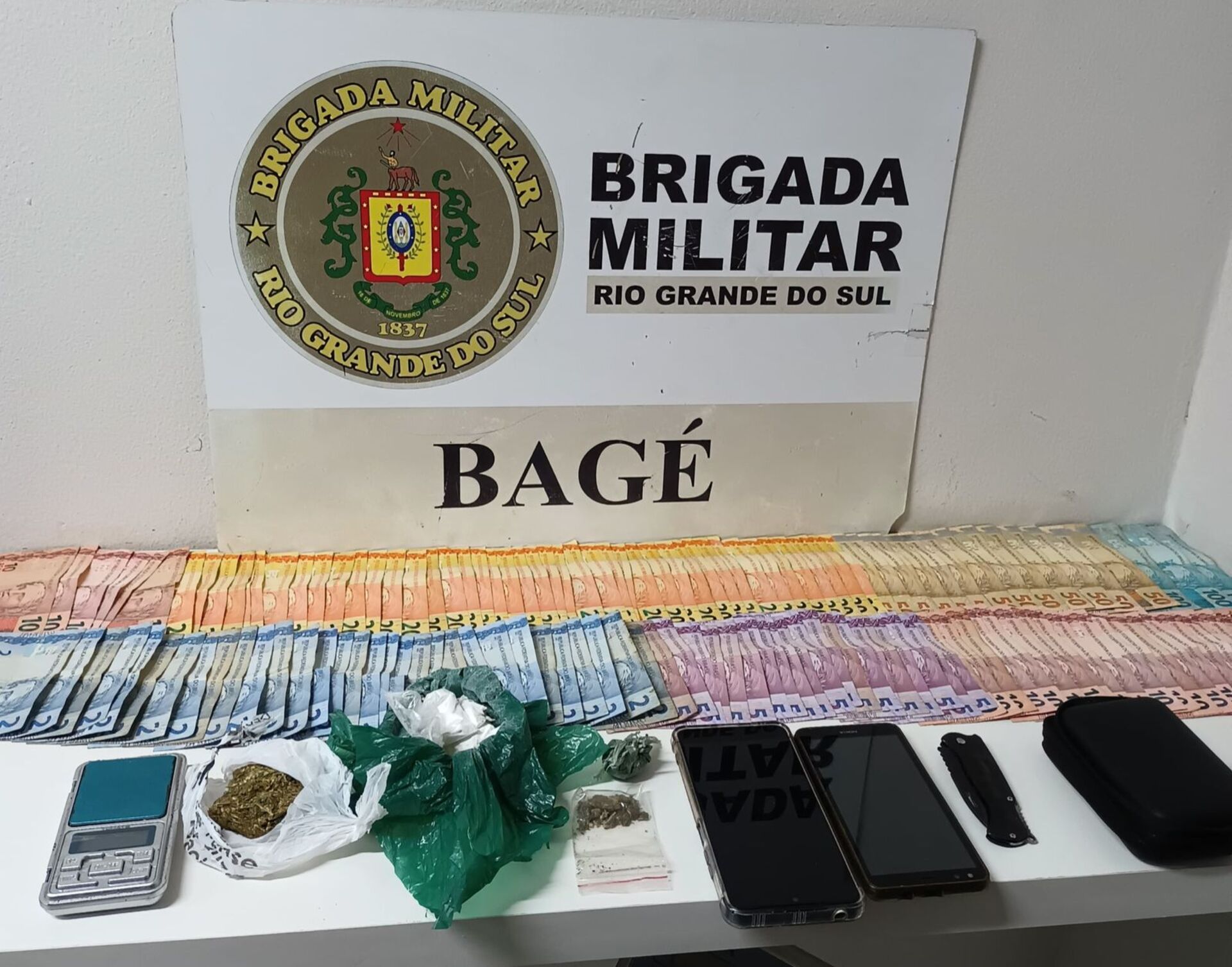 OAB Barro Preto - Homem é preso com drogas, dinheiro e celulares