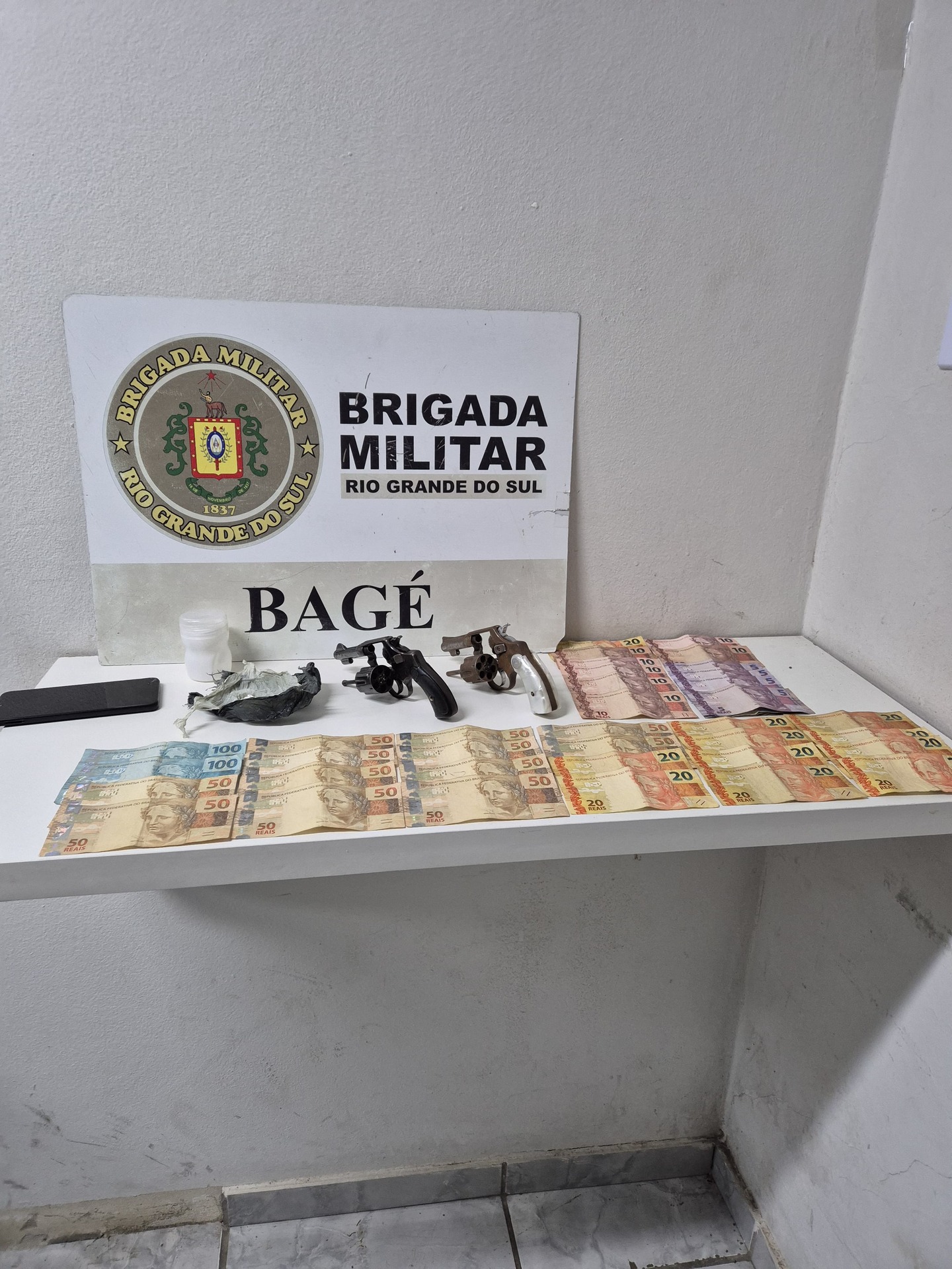 OAB Barro Preto - Adolescentes são apreendidos com drogas e armas