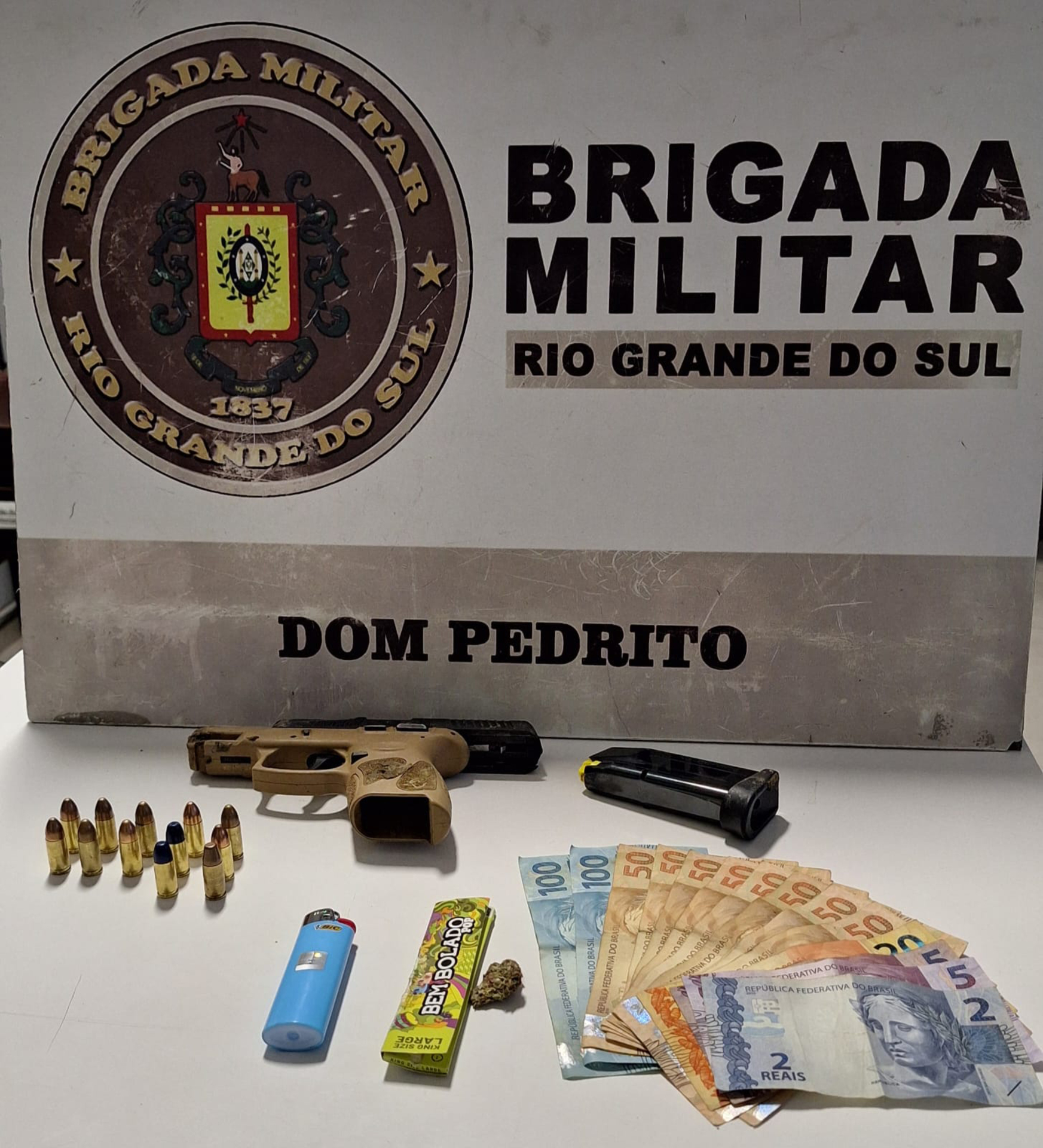 OAB Barro Preto - Homem é preso com arma, droga e dinheiro após tentar fugir