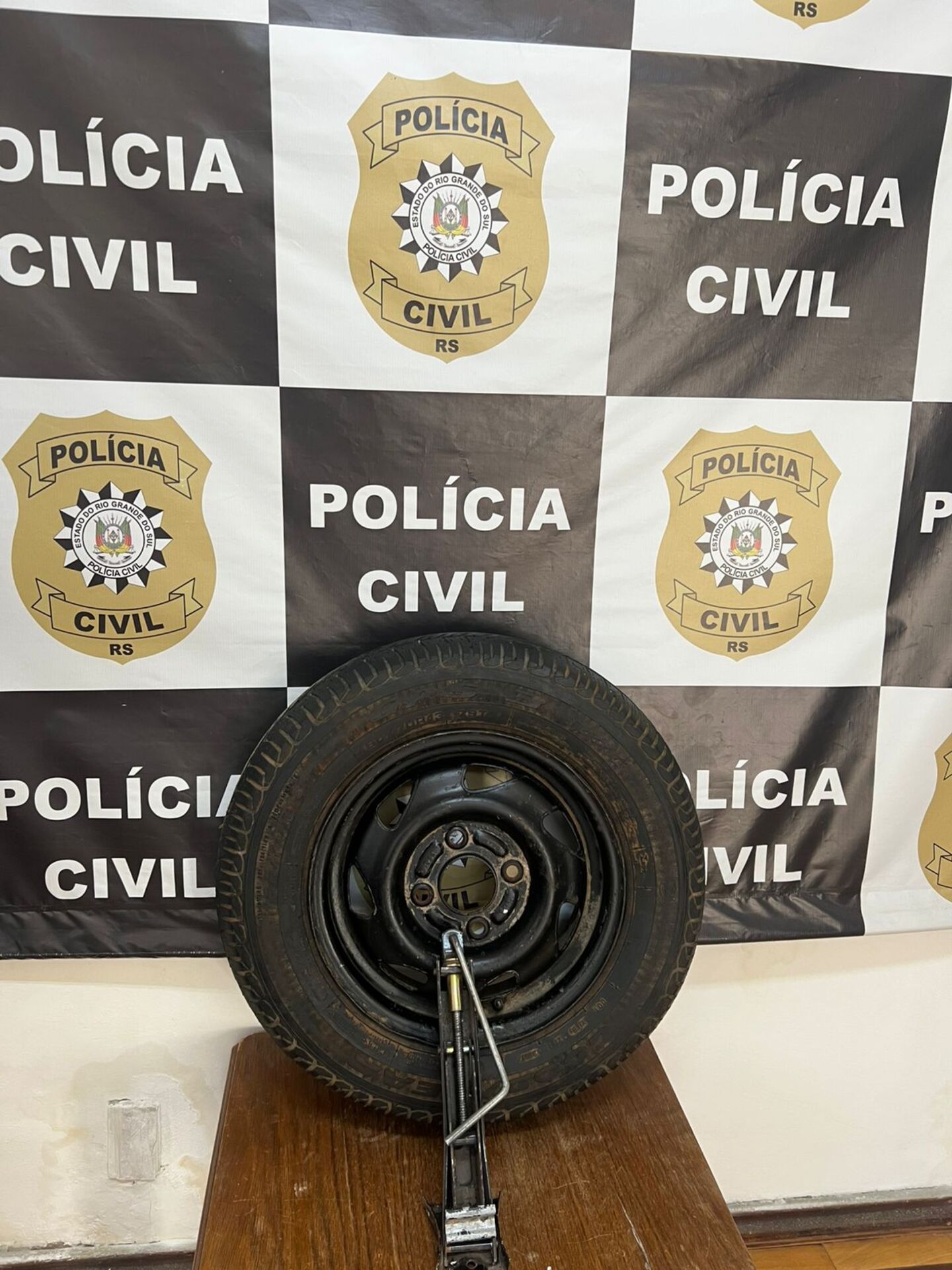 OAB Barro Preto - Polícia recupera estepe e macaco furtados em supermercado