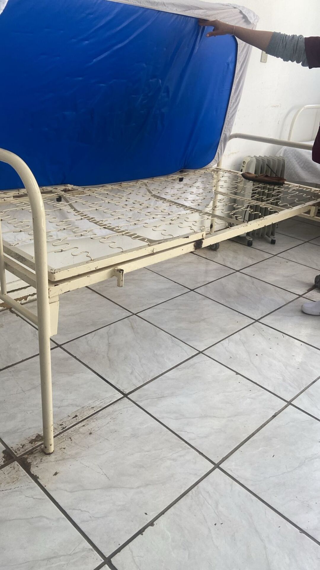 Camas que estão sendo usadas estão em péssimo estado