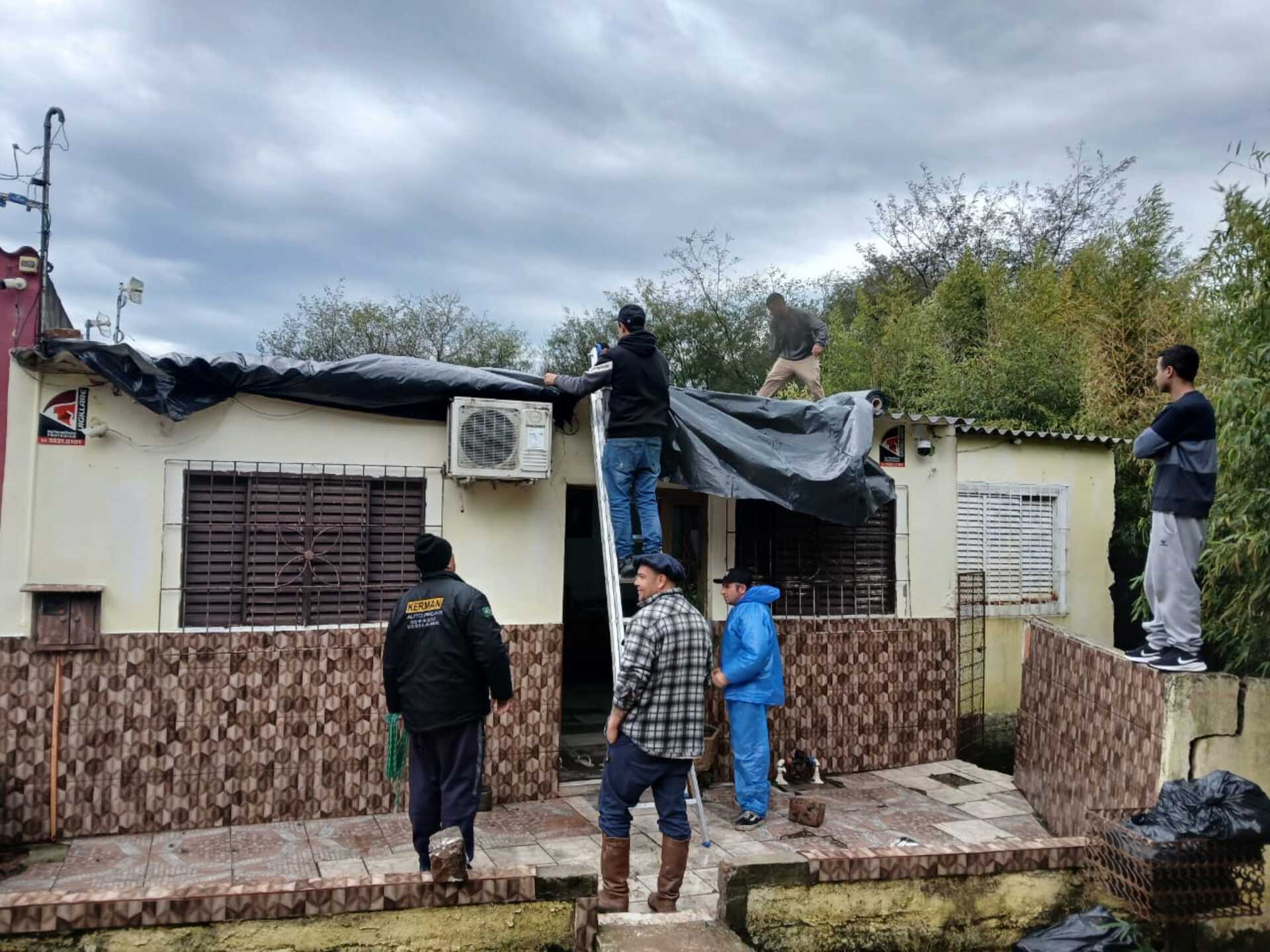 Atendimentos na manhã de ontem – várias casas precisaram de lonas
