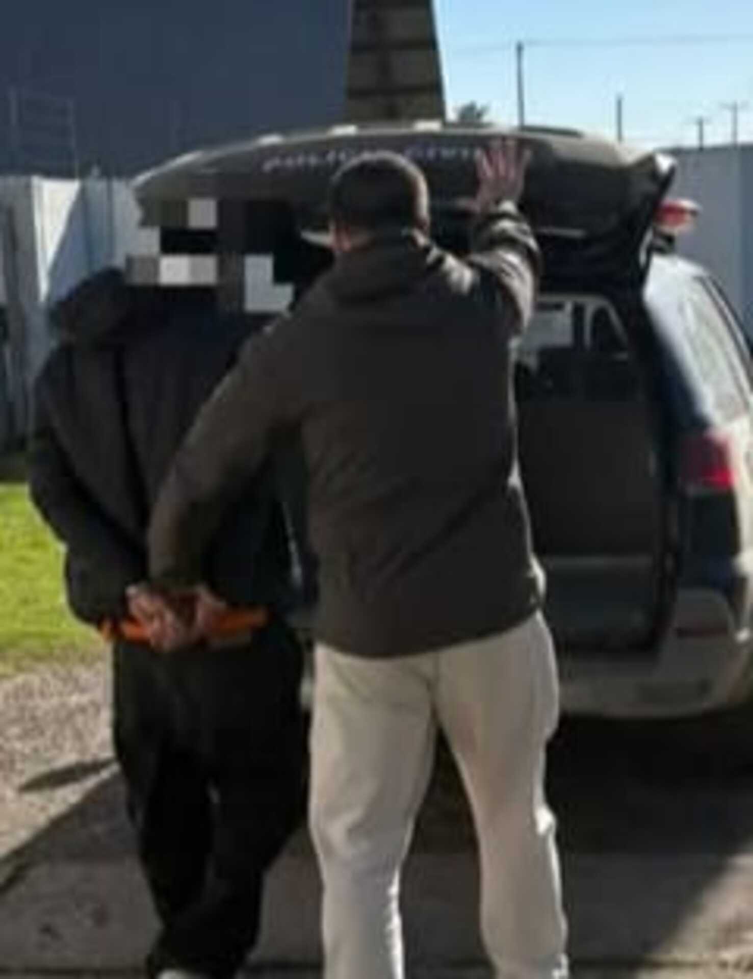 OAB Barro Preto - Homem tenta agredir policiais com faca ao ser preso