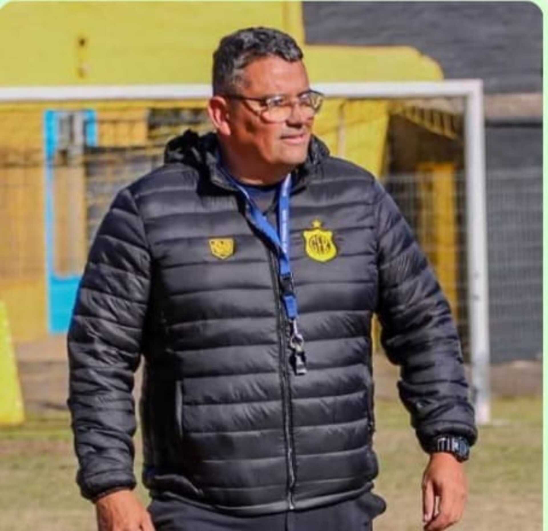 Treinador comandou o time em 14 jogos