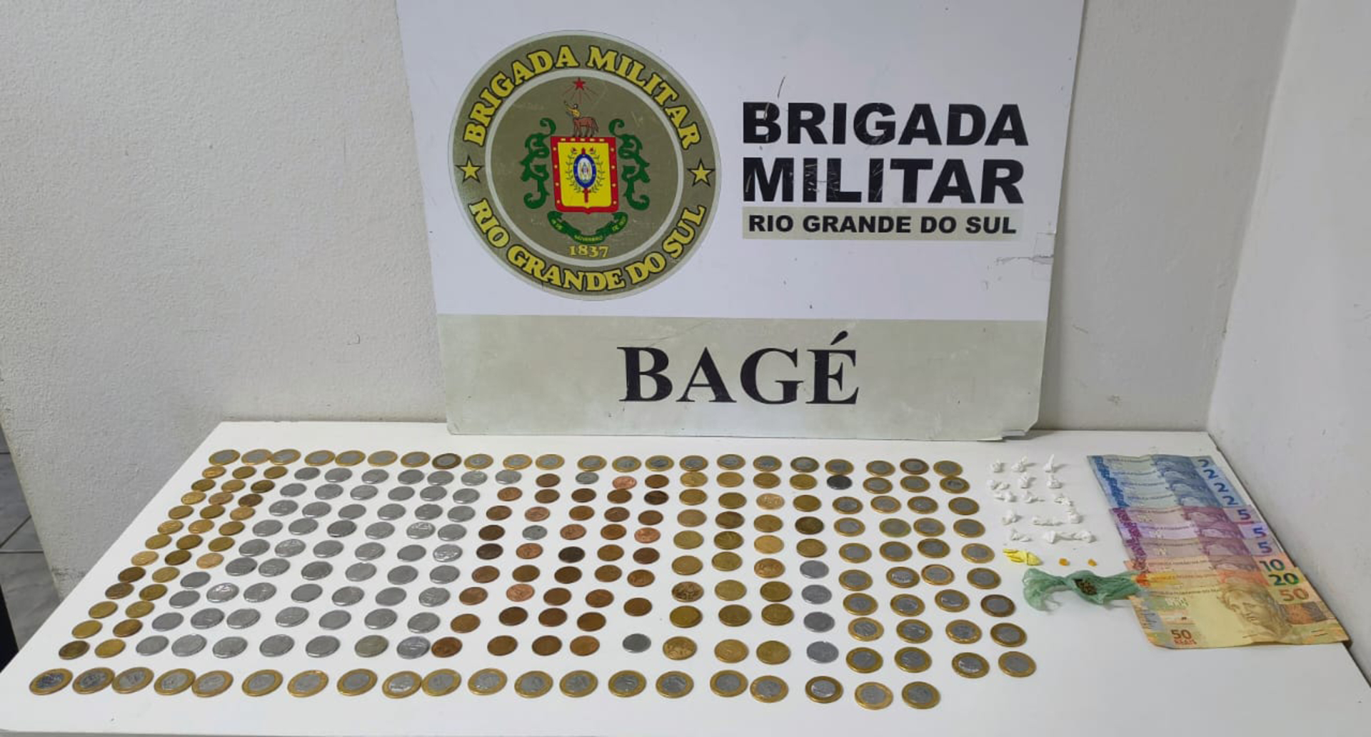 OAB Barro Preto - Traficante mente identidade, mas é preso com drogas e dinheiro