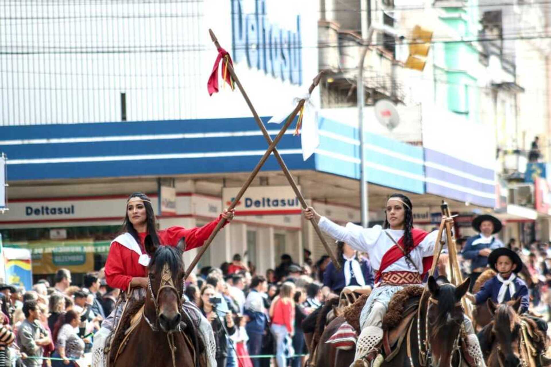 OAB Barro Preto - Desfile de cavalarianos mobiliza entidades e tradicionalistas de Bagé
