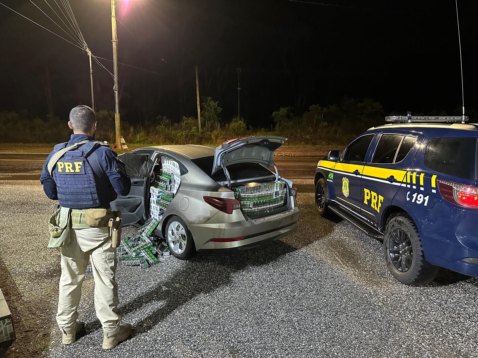 OAB Barro Preto - PRF detém homem com 15 mil maços de cigarros contrabandeados