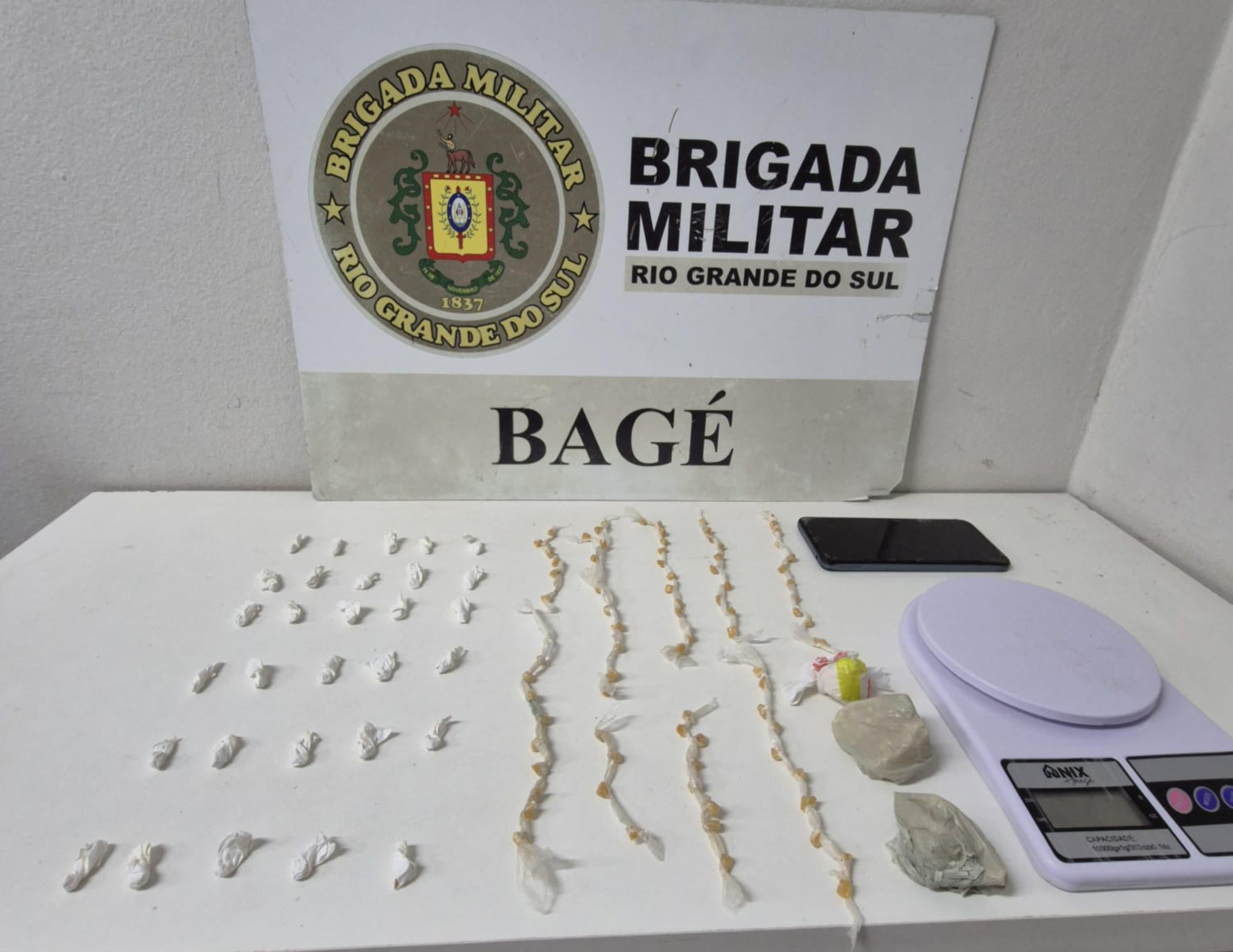 OAB Barro Preto - Mulher é presa por tráfico de drogas em residencial