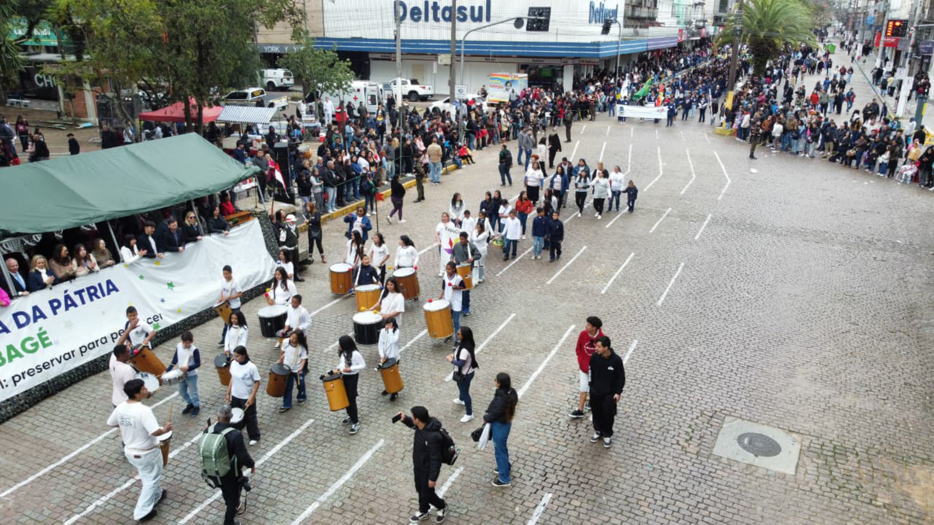 Foram cerca de 1,8 mil alunos da rede municipal
