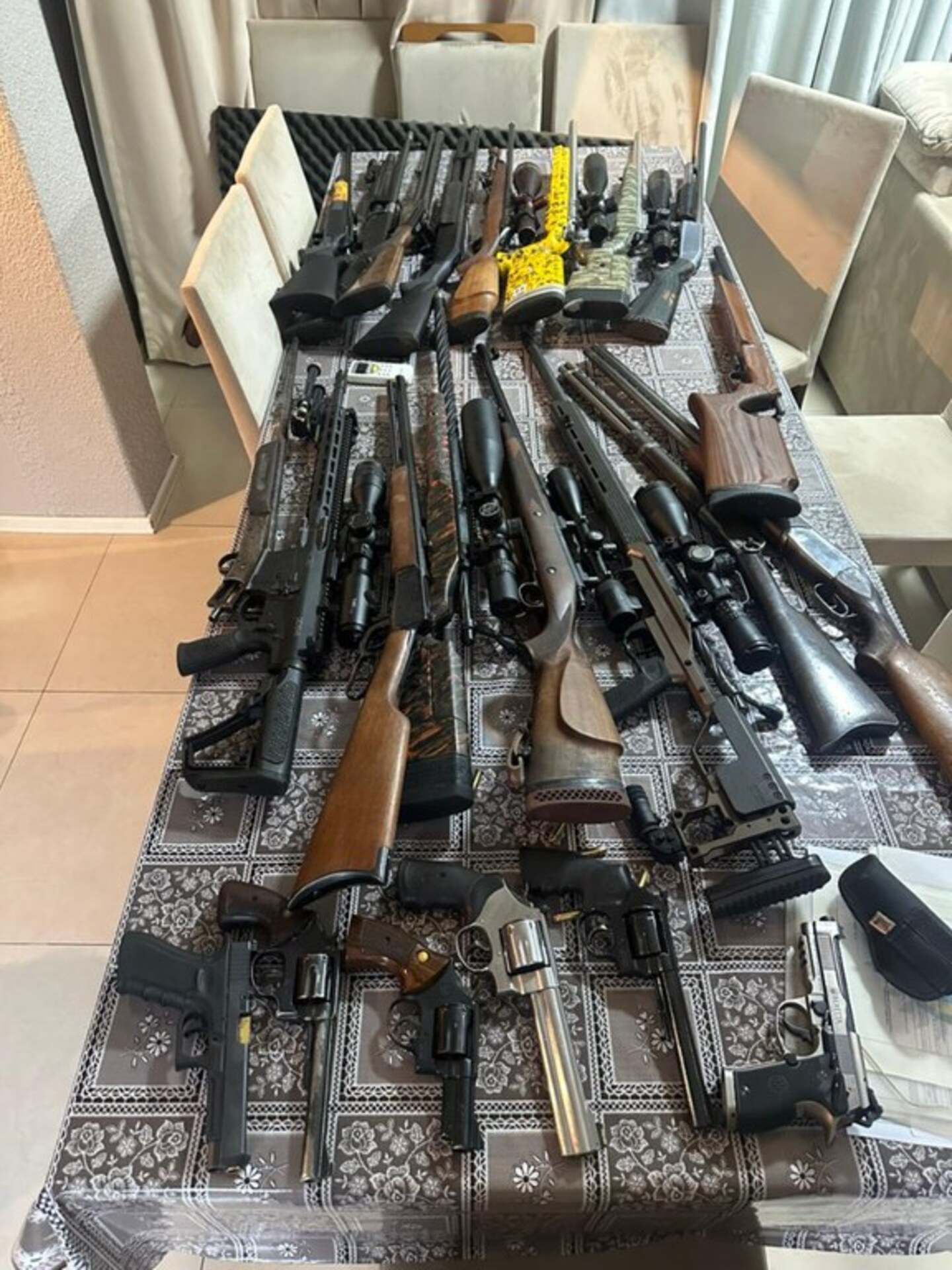OAB Barro Preto - Operação Strike prende homens com armas