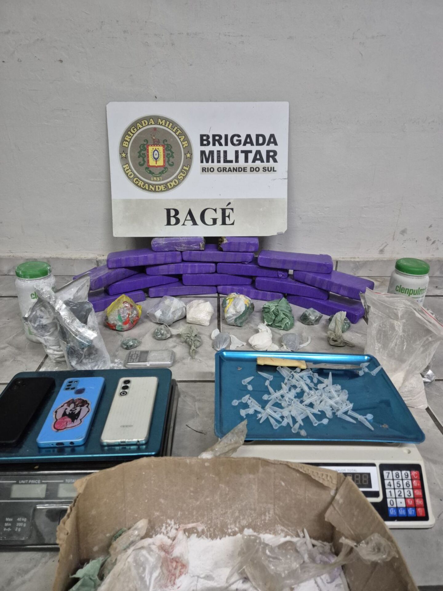 OAB Barro Preto - Três são presos com 15 tijolos de maconha