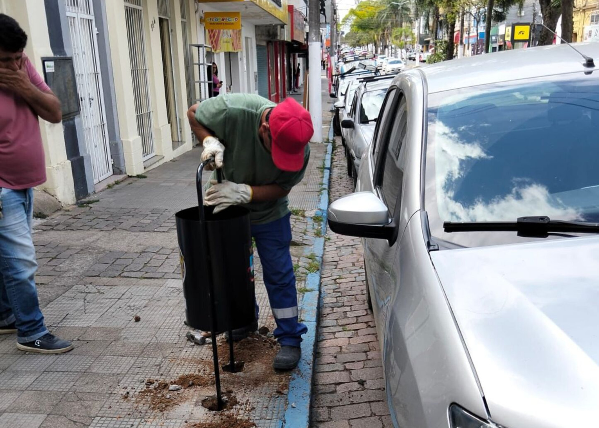 OAB Barro Preto - Bagé inicia campanha com novas lixeiras no Centro