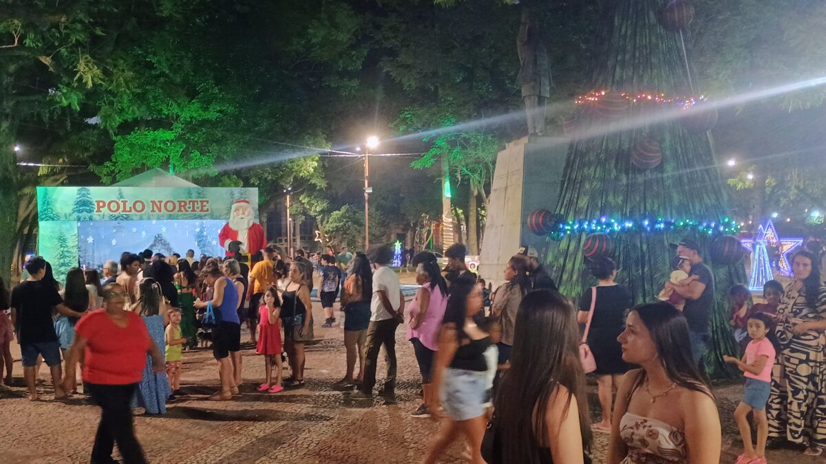 OAB Barro Preto - Famílias lotam a praça para viver a magia do Natal