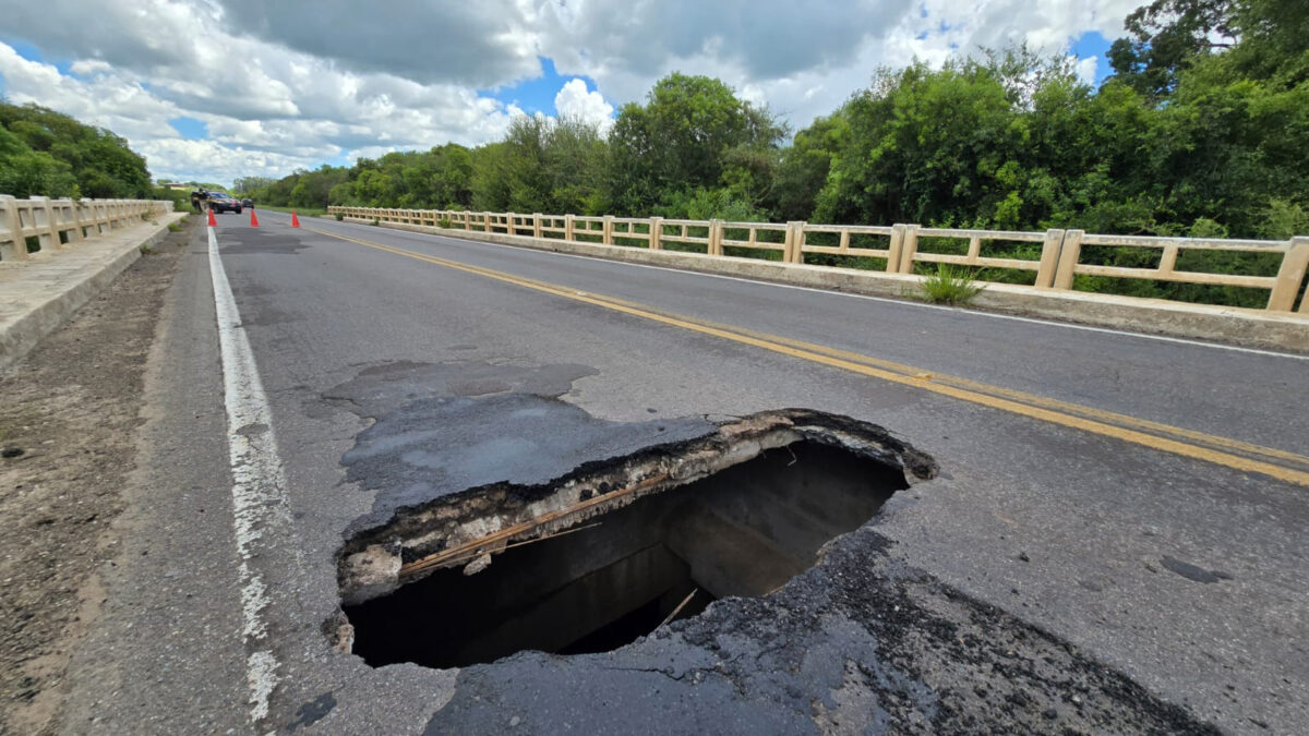 OAB Barro Preto - Cratera em ponte provoca restrição de tráfego na BR-290